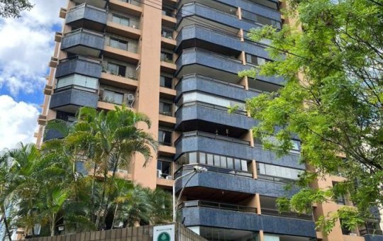 Motoboys fazem protesto no bairro do Itaigara após morador derrubar moto de entregador