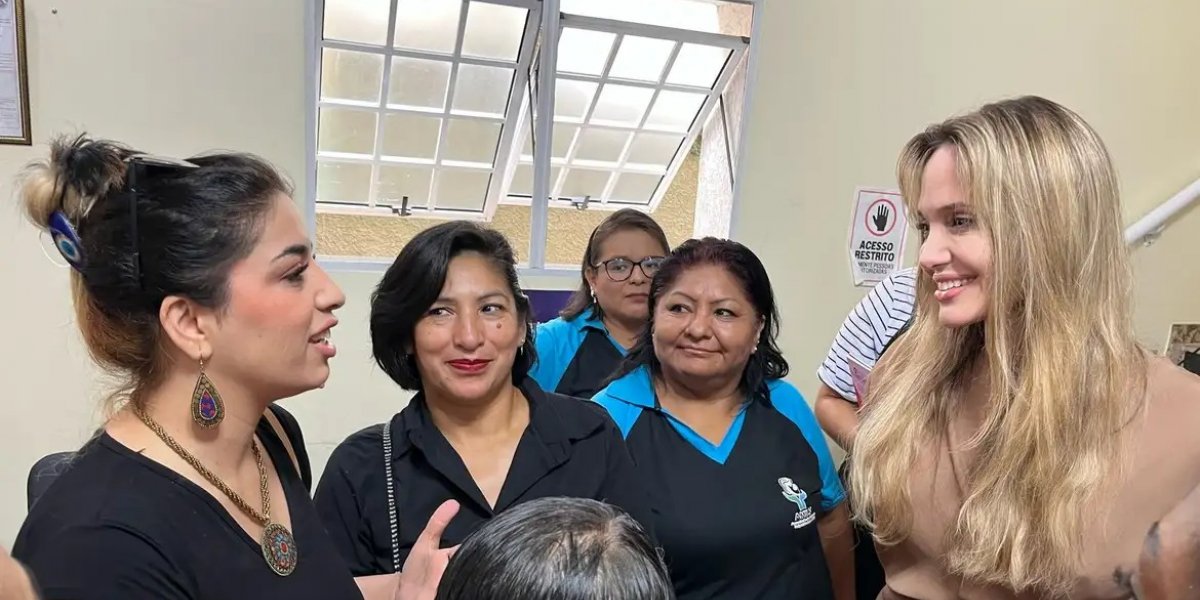 Angelina Jolie faz visita Centro de imigrantes e refugiados em SP