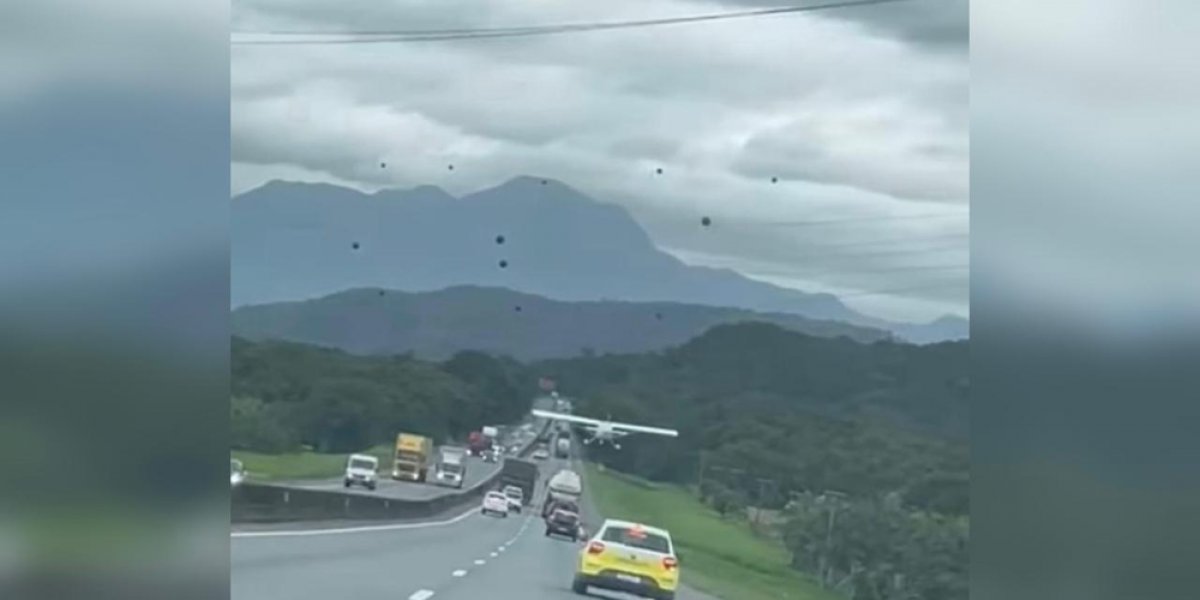 Avião monomotor faz pouso forçado em meio a carros na BR-101