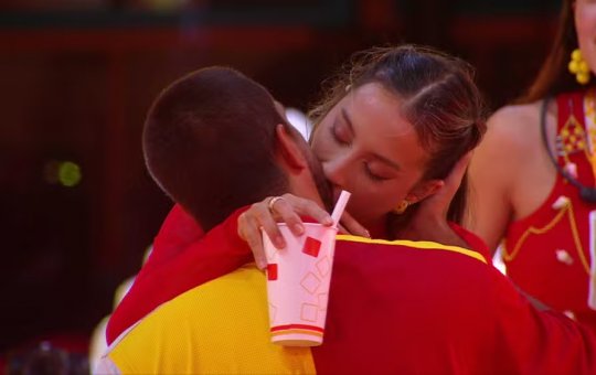 BBB 25: Clima de romance esquenta Festa com beijo de Maike e Renata