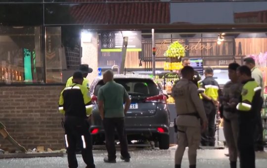 Carro invade supermercado em bairro de Salvador e funcionária fica ferida