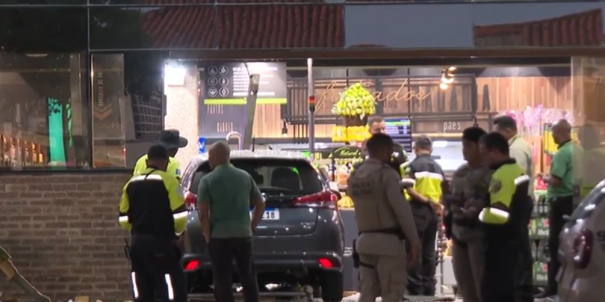 Carro invade supermercado em bairro de Salvador e funcionária fica ferida