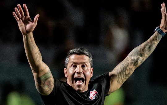 Após ser expulso durante a partida, Thiago Carpini confirma "Estou sem entender, está ficando chato"