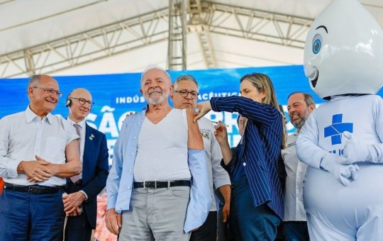 Lula é vacinado em inauguração da campanha de vacinação contra a gripe