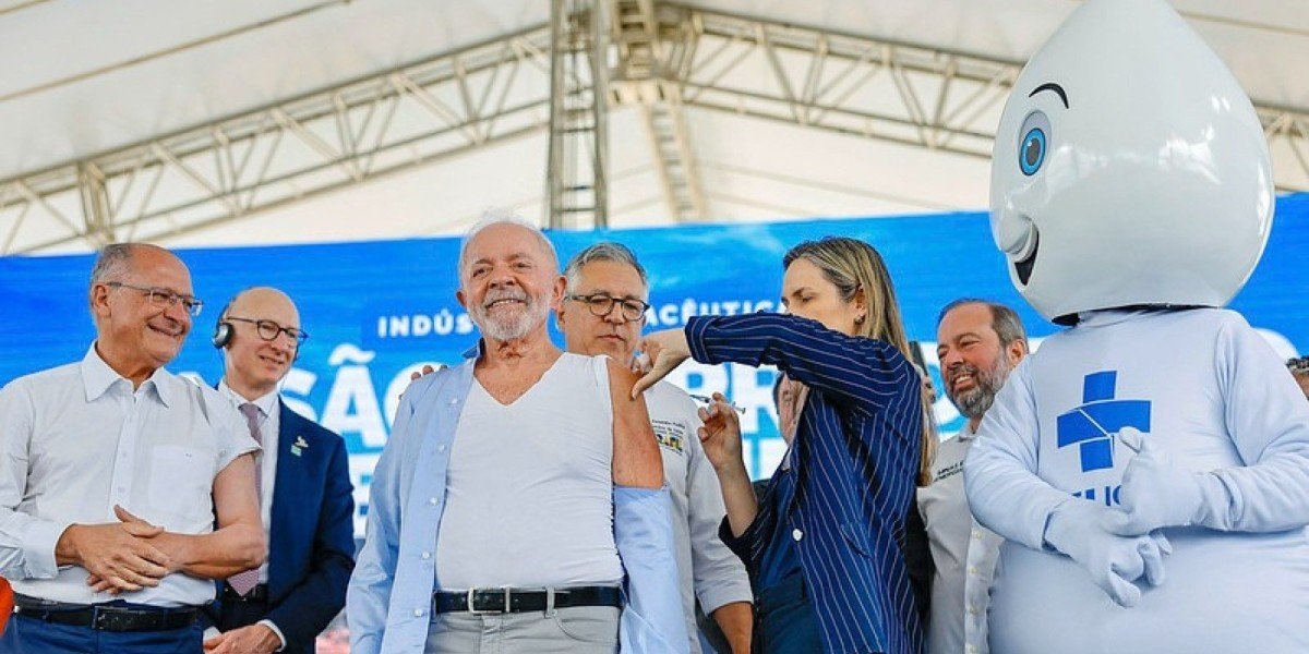 Lula é vacinado em inauguração da campanha de vacinação contra a gripe