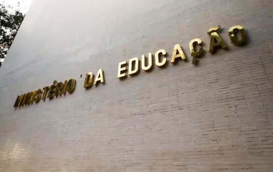 Incêndio atinge prédio do Ministério da Educação; Ninguém se feriu