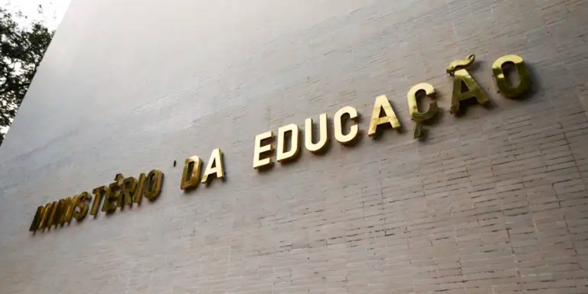 Incêndio atinge prédio do Ministério da Educação; Ninguém se feriu