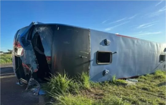 Ônibus com 50 passageiros tomba e deixa 11 mortos em rodovia de Minas Gerais