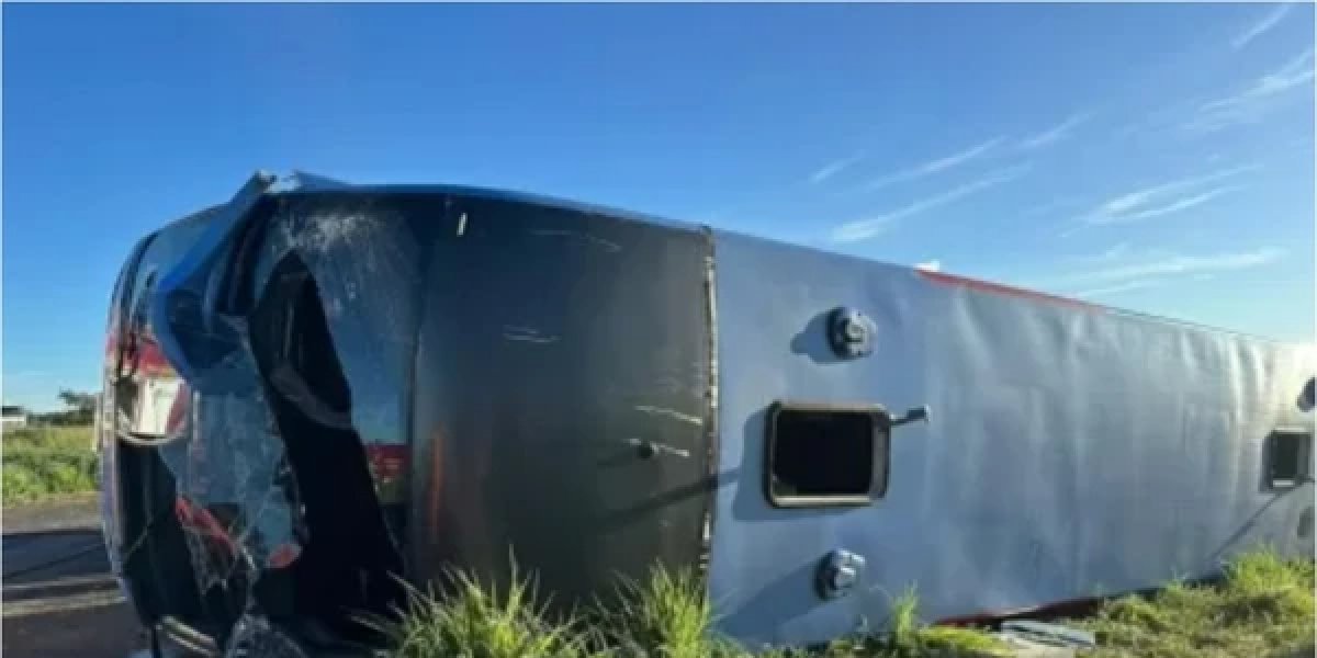 Ônibus com 50 passageiros tomba e deixa 11 mortos em rodovia de Minas Gerais