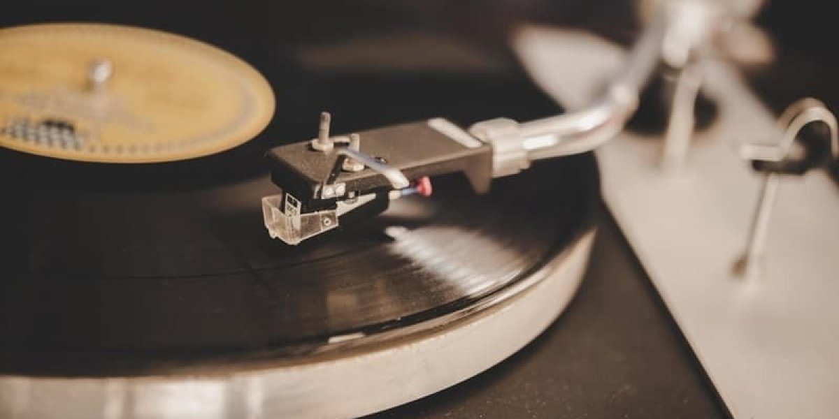 O retorno do vintage: a paixão dos jovens por câmeras analógicas, vinis e a estética retrô em 2025