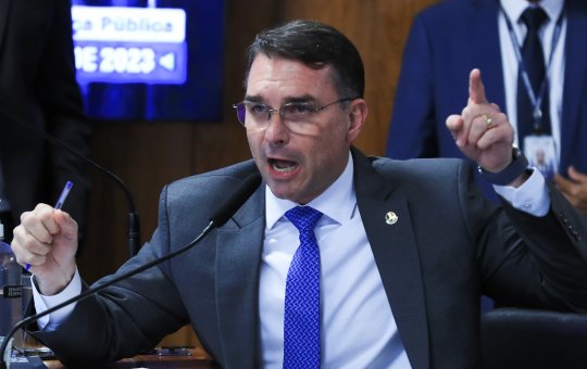 Flávio Bolsonaro 'defende' Lula após deputado desejar morte do petista