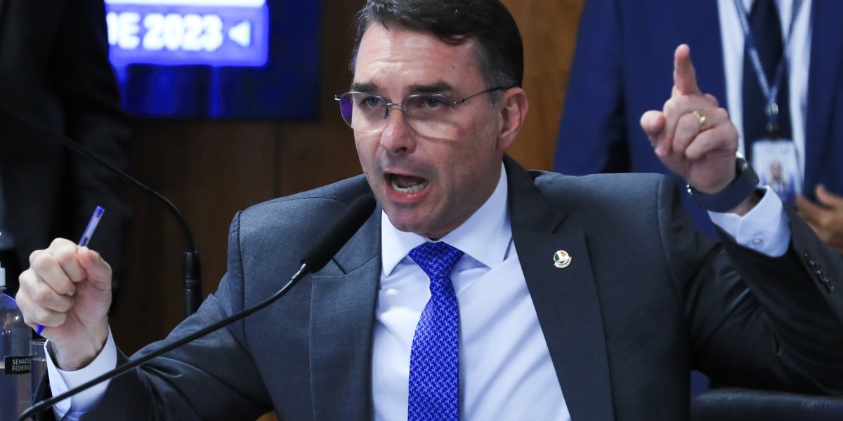 Flávio Bolsonaro 'defende' Lula após deputado desejar morte do petista