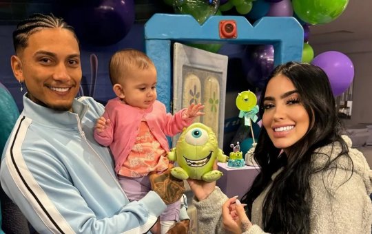 MC Mirella revela tática para gravar vídeos com o Marido mesmo com a filha em casa