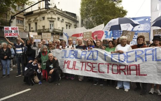 Greve geral na Argentina provoca cancelamentos de voos e protestos contra políticas de Javier Milei