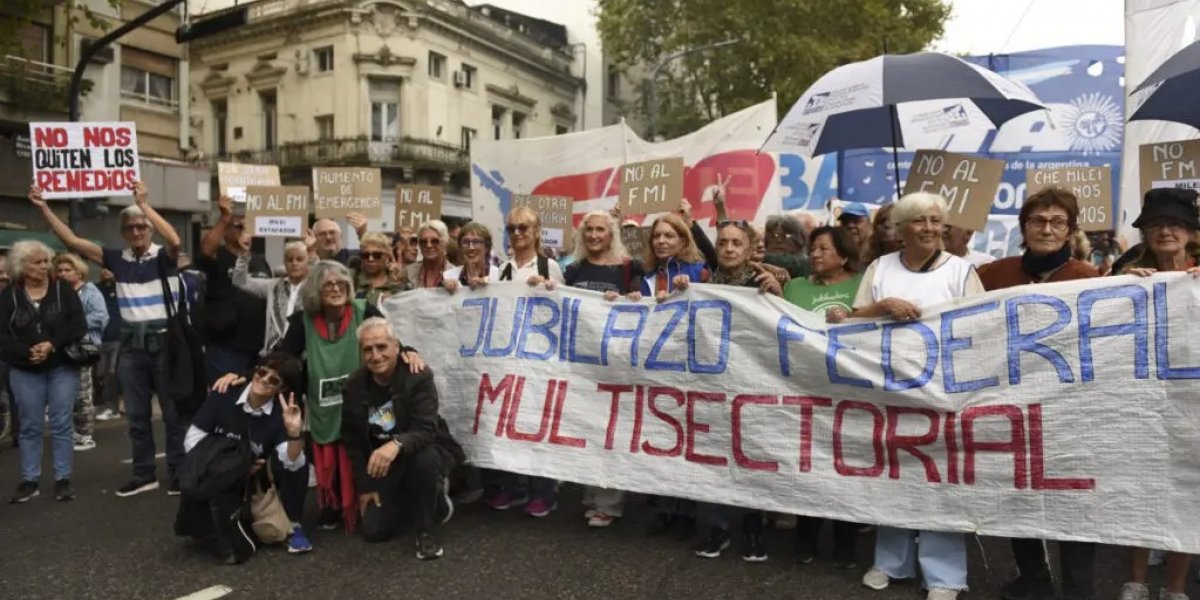 Greve geral na Argentina provoca cancelamentos de voos e protestos contra políticas de Javier Milei