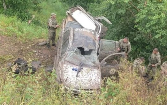 Viatura da PM cai de ribanceira e capota a caminho de operação