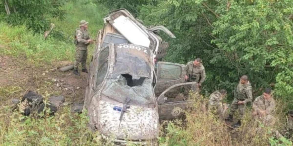 Viatura da PM cai de ribanceira e capota a caminho de operação