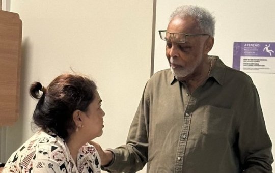 Preta Gil recebe visita de seu pai, Gilberto Gil, no hospital