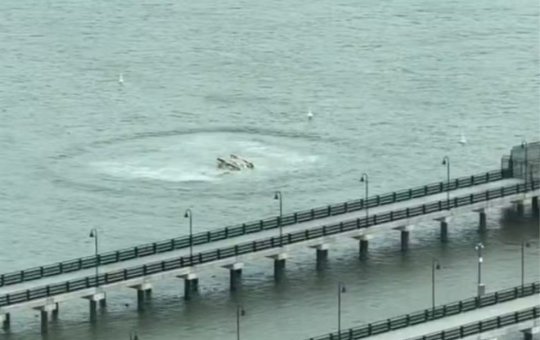 Helicóptero cai no Rio Hudson, em Nova York