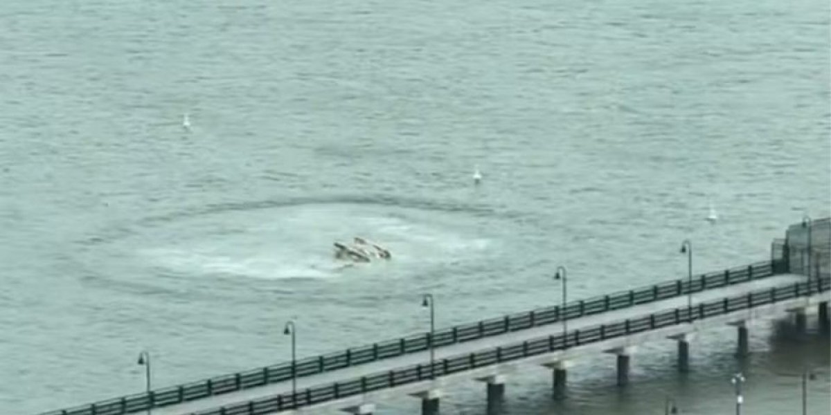 Helicóptero cai no Rio Hudson, em Nova York