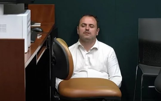 Glauber Braga enfrenta cassação com greve de fome e protesto no plenário