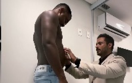 Em semana conturbada, Davi Brito sugere realizar procedimento estético