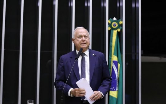 Com assinatura de Paulo Azi, oposição consegue as 257 para urgência da anistia