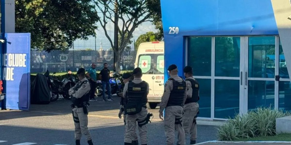 Atacante do Cruzeiro passa mal em treino e vai de ambulância a hospital