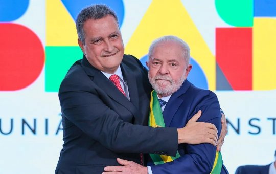 Lula ganha camisa de time baiano e posa para foto