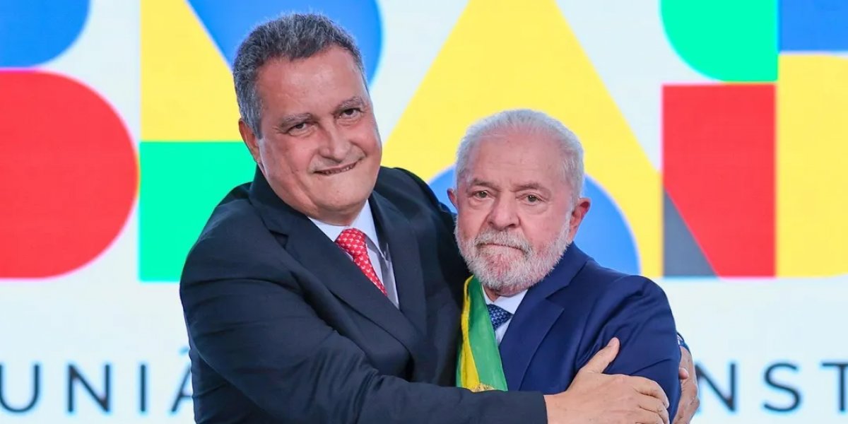 Lula ganha camisa de time baiano e posa para foto