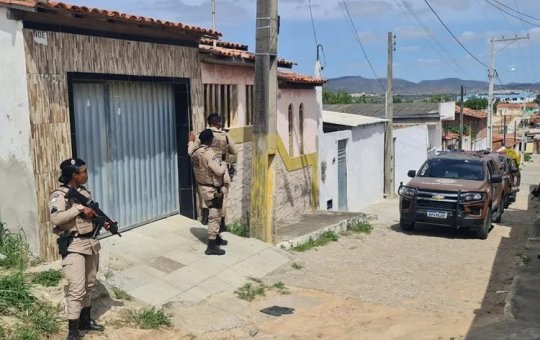 Suspeito morre em confronto com a PM em Santa Cruz Cabrália; armas e drogas são apreendidas