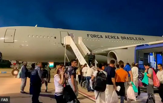 Avião com mais de 90 brasileiros deportados dos EUA chega ao Brasil