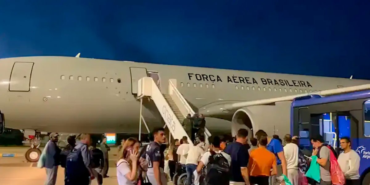Avião com mais de 90 brasileiros deportados dos EUA chega ao Brasil
