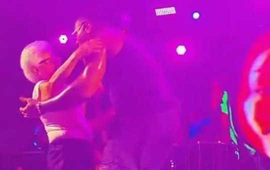 Idosa de 83 anos viraliza dançando'até o chão' em show de Tony Salles