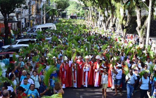 Via Sacra e Domingo de Ramos movimentam fiéis no Centro Histórico de Salvador