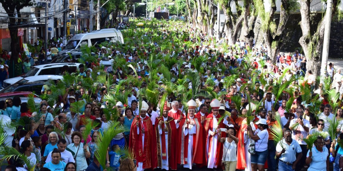 Via Sacra e Domingo de Ramos movimentam fiéis no Centro Histórico de Salvador