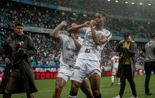 Ex-Vitória faz gol no Bahia e comemora 'pescando' na Fonte Nova