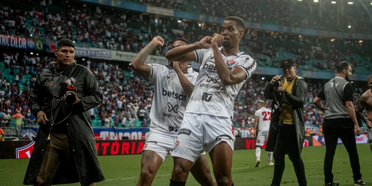Ex-Vitória faz gol no Bahia e comemora 'pescando' na Fonte Nova