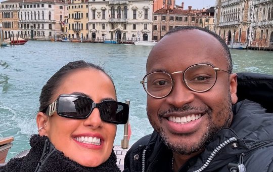 Carol Peixinho comemora seu primeiro aniversário após gravidez e ganha homenagem de Thiaguinho ‘Mulher maravilhosa’