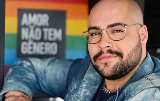 Tiago Abravanel faz show surpresa em bar de Porto Seguro durante férias com o marido