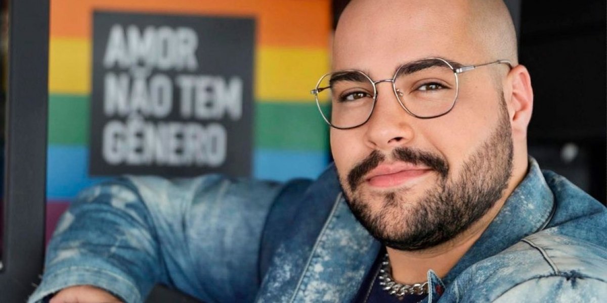 Tiago Abravanel faz show surpresa em bar de Porto Seguro durante férias com o marido