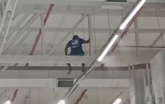 Homem surta em rede de supermercado em Salvador e causa confusão no local