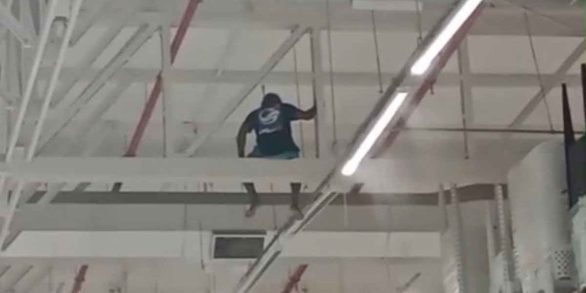 Homem surta em rede de supermercado em Salvador e causa confusão no local