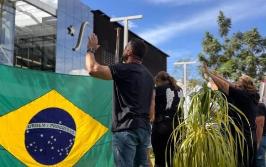 Grupo de apoiadores de Bolsonaro fazem vigília em frente a Hospital