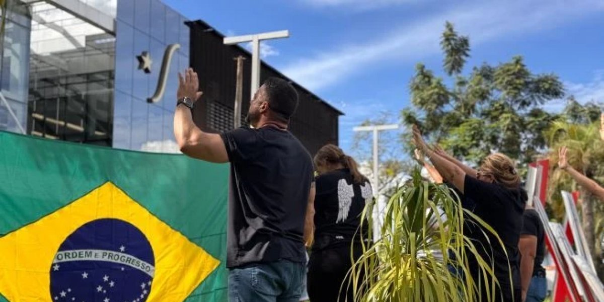 Grupo de apoiadores de Bolsonaro fazem vigília em frente a Hospital