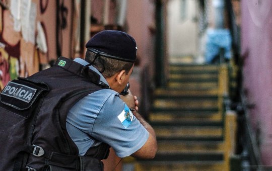Mulher morre baleada durante culto no Rio de Janeiro após traficantes confundirem fiéis com milicianos