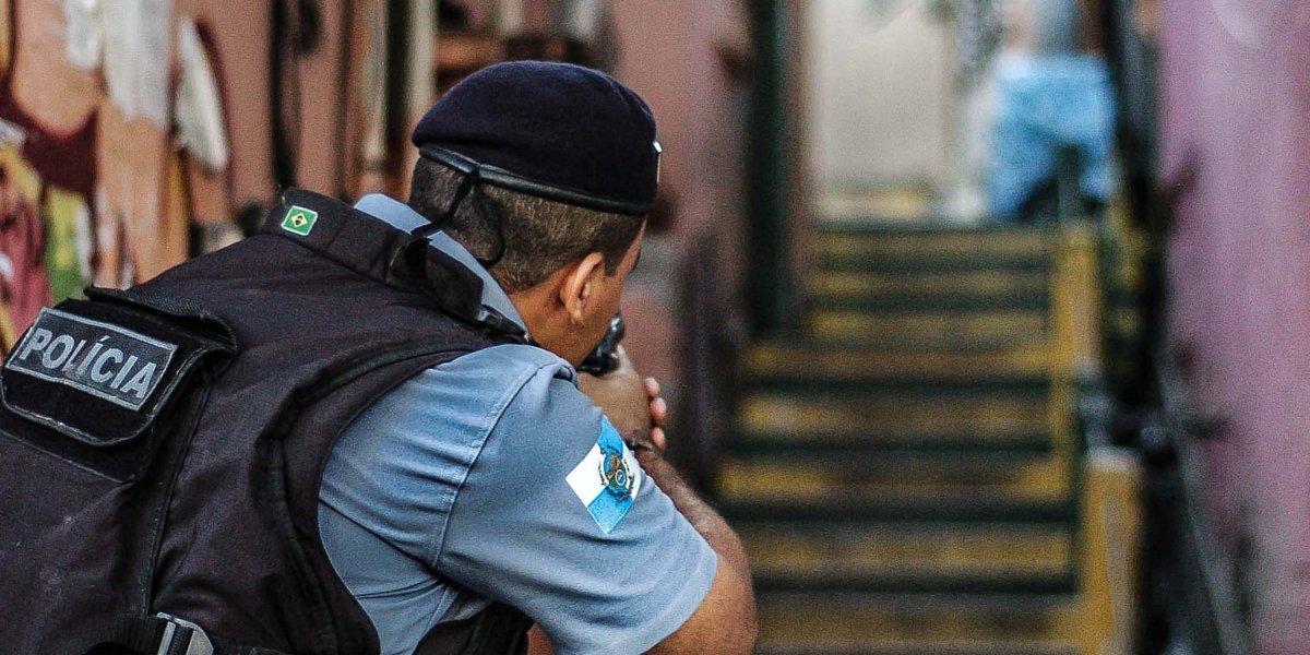Mulher morre baleada durante culto no Rio de Janeiro após traficantes confundirem fiéis com milicianos