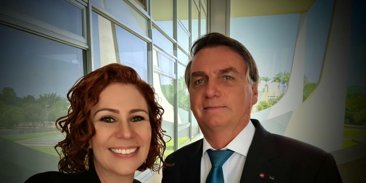 Carla Zambelli manda recado para Bolsonaro após cirurgia: "Que Deus o abençoe"