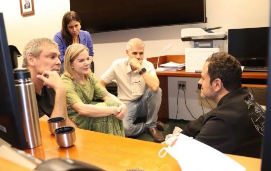 Ministros do governo Lula visitam Glauber Braga durante greve de fome na Câmara