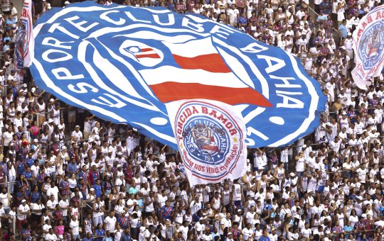 Torcedores do Bahia forçam catraca da Fonte Nova e entram sem pagar em jogo contra o Mirassol